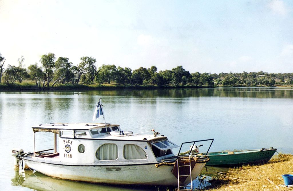 Finchys Australia boat Huck Finn at Holder Bend near Waikerie