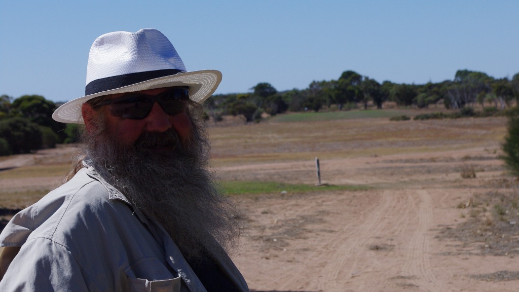 Finchy playing the Nullarbor Links Golf Course